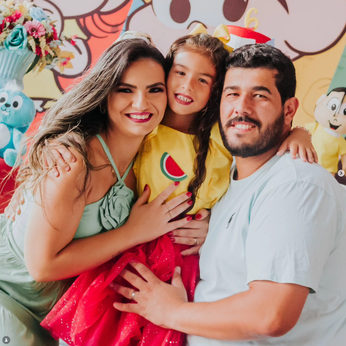 Renan Toquini sorrindo ao lado da família
