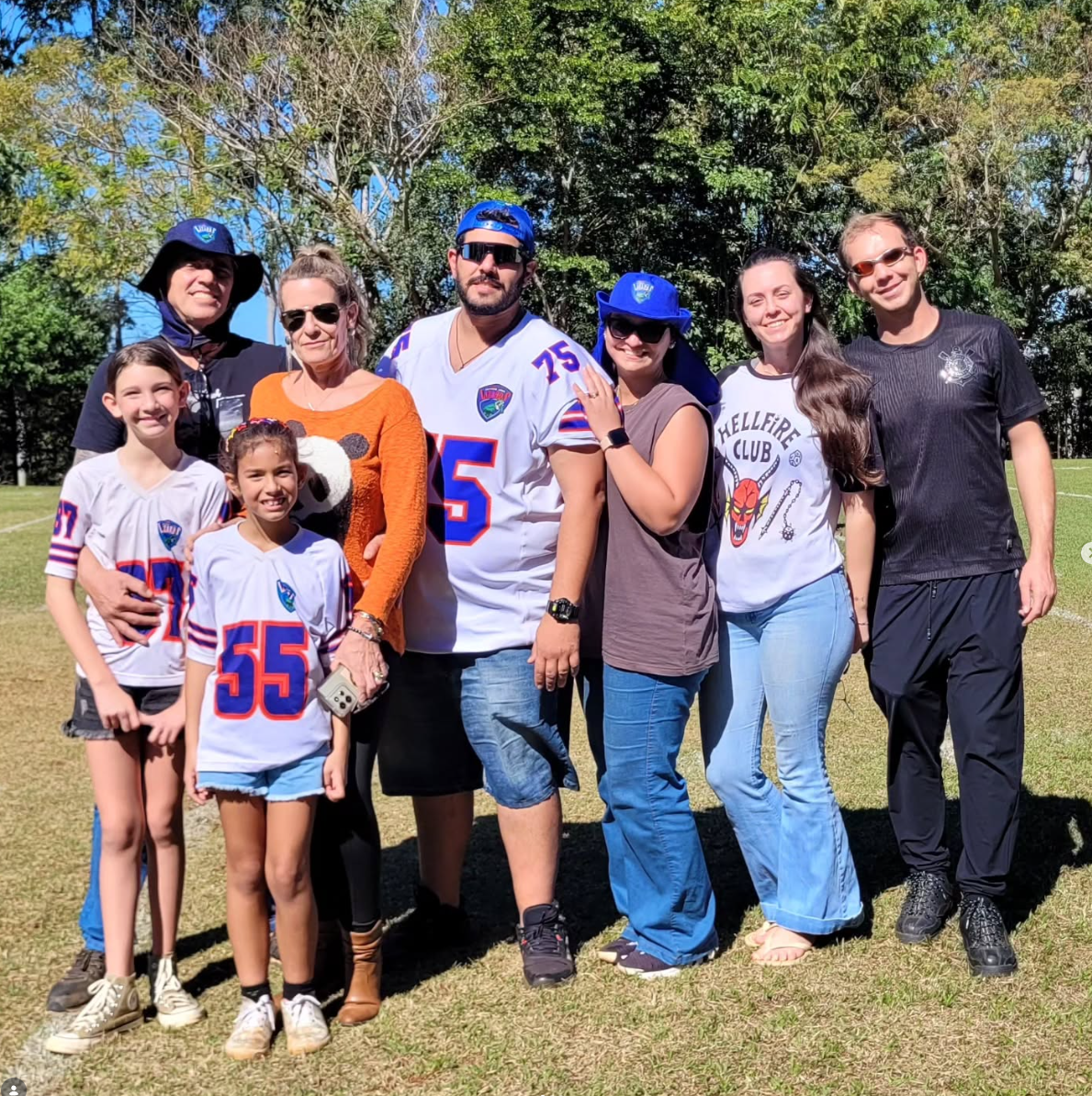 Renan Toquini com a família no campo de futebol americano