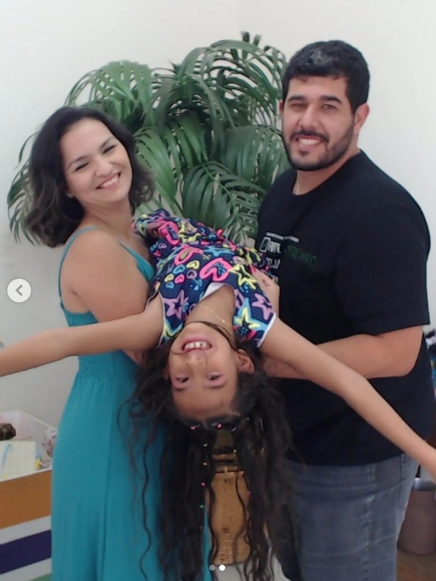 Renan Toquini brincando com a filha